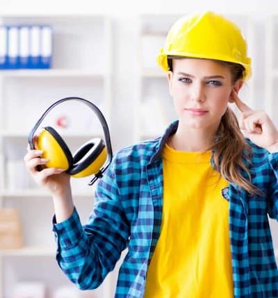 Donna che effettua la Valutazione Clima Acustico