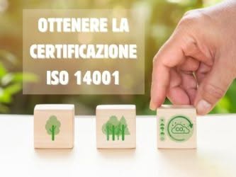 Blocchi di legno con icone di alberi e CO2, testo: "Ottenere la certificazione ISO 14001".